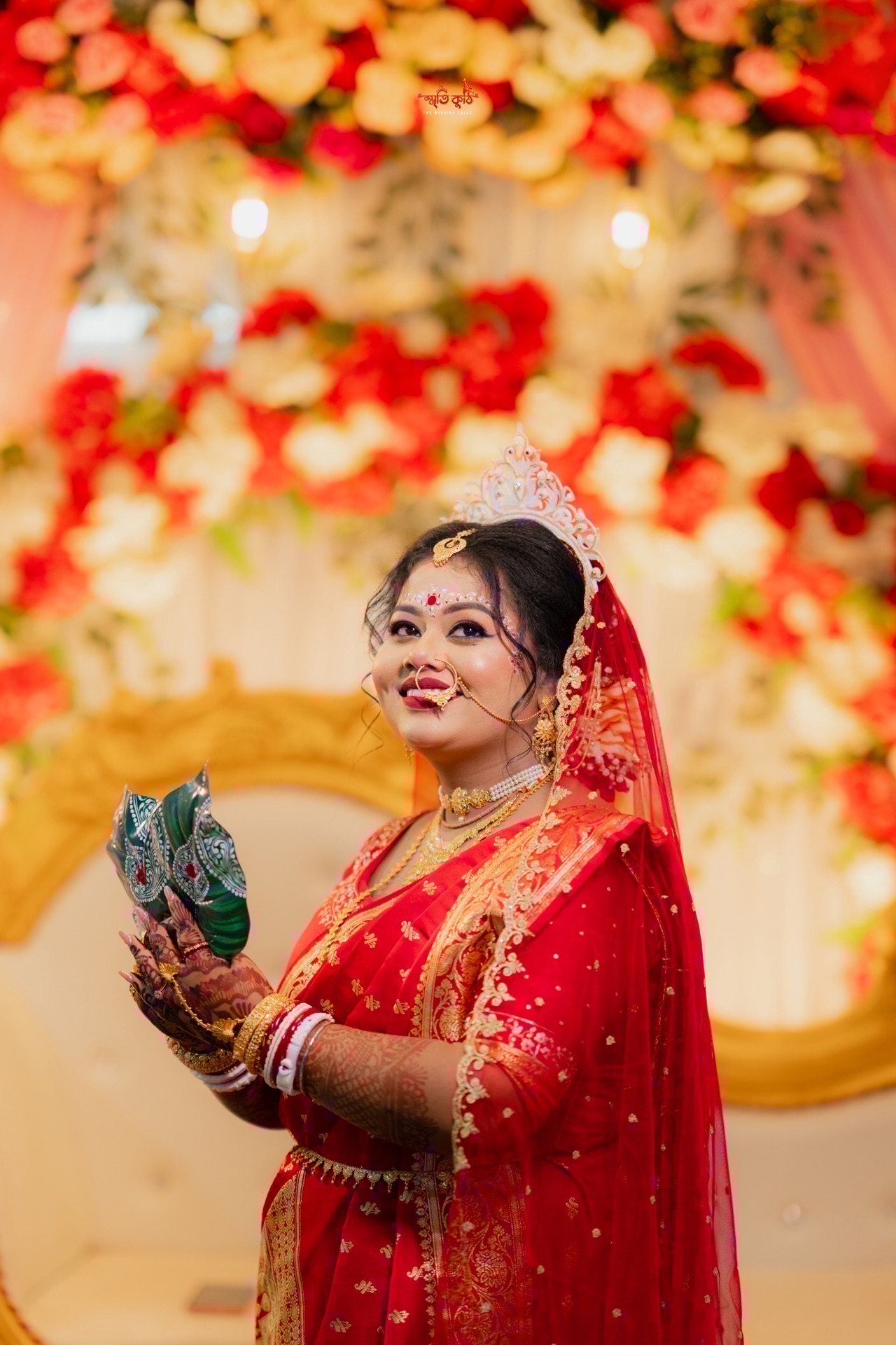 Debopriya with traditional betel leaf (Paan pata) Shubho Drishti ritual by Sritikuthi The Wedding Tales