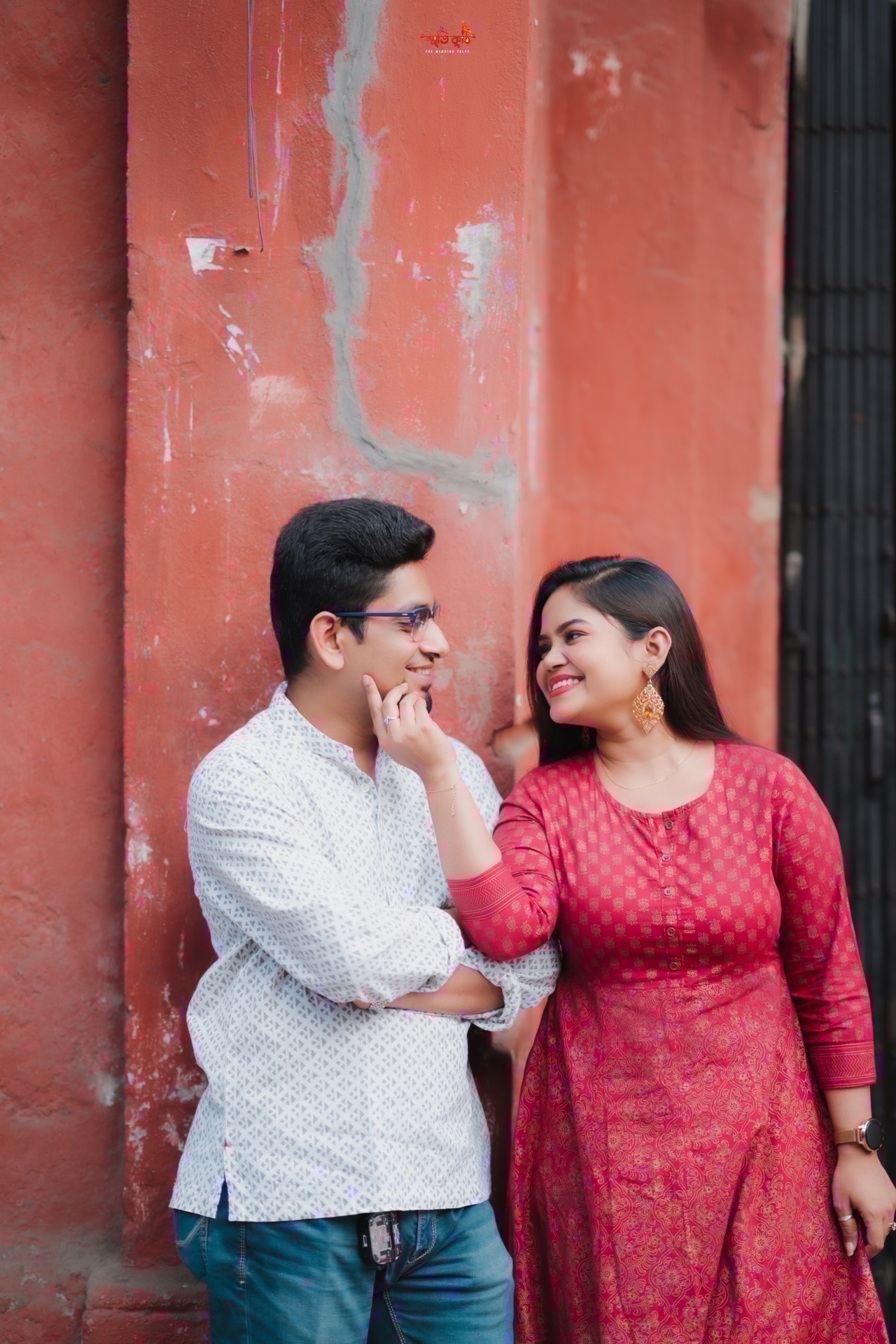Avronil & Neha playful laughter against North Kolkata heritage architecture